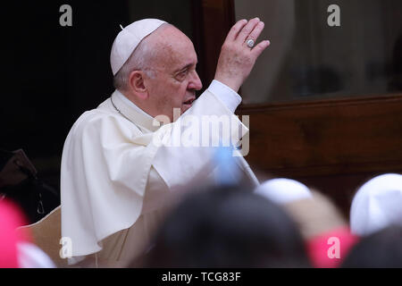 Heiliger Stuhl, Vatikan. 8. Juni 2019. Papst Franziskus erfüllt die Kinder von ''Kinder's Train" im Cortile di San Damaso im Vatikan. Credit: Evandro Inetti/ZUMA Draht/Alamy leben Nachrichten Stockfoto