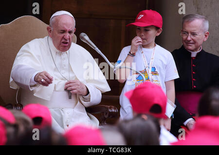 Heiliger Stuhl, Vatikan. 8. Juni 2019. Papst Franziskus erfüllt die Kinder von ''Kinder's Train" im Cortile di San Damaso im Vatikan. Credit: Evandro Inetti/ZUMA Draht/Alamy leben Nachrichten Stockfoto