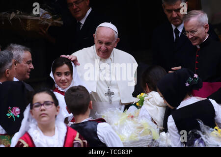 Heiliger Stuhl, Vatikan. 8. Juni 2019. Papst Franziskus erfüllt die Kinder von ''Kinder's Train" im Cortile di San Damaso im Vatikan. Credit: Evandro Inetti/ZUMA Draht/Alamy leben Nachrichten Stockfoto