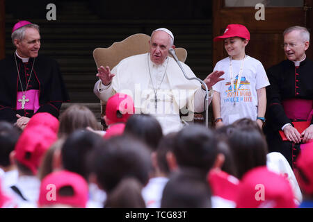 Heiliger Stuhl, Vatikan. 8. Juni 2019. Papst Franziskus erfüllt die Kinder von ''Kinder's Train" im Cortile di San Damaso im Vatikan. Credit: Evandro Inetti/ZUMA Draht/Alamy leben Nachrichten Stockfoto