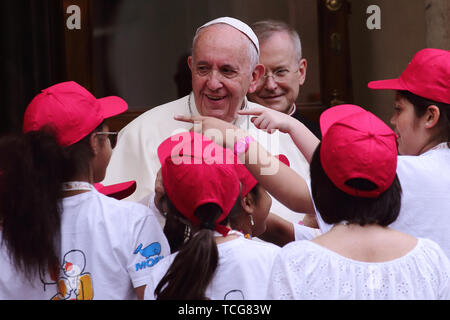 Heiliger Stuhl, Vatikan. 8. Juni 2019. Papst Franziskus erfüllt die Kinder von ''Kinder's Train" im Cortile di San Damaso im Vatikan. Credit: Evandro Inetti/ZUMA Draht/Alamy leben Nachrichten Stockfoto