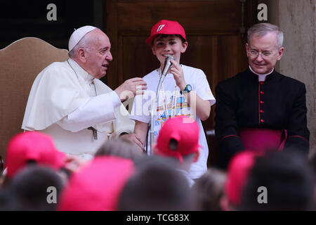 Heiliger Stuhl, Vatikan. 8. Juni 2019. Papst Franziskus erfüllt die Kinder von ''Kinder's Train" im Cortile di San Damaso im Vatikan. Credit: Evandro Inetti/ZUMA Draht/Alamy leben Nachrichten Stockfoto
