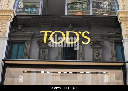 Mailand, Italien. 8. Juni 2019. Die italienische Luxusmarke, Tod's-Logo in Mailand. Credit: Diego Puletto/SOPA Images/ZUMA Draht/Alamy leben Nachrichten Stockfoto