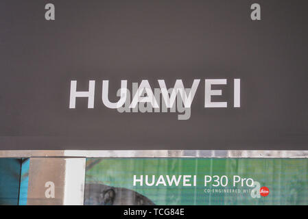 Mailand, Italien. 8. Juni 2019. Die Huawei Logo in Mailand. Credit: Diego Puletto/SOPA Images/ZUMA Draht/Alamy leben Nachrichten Stockfoto