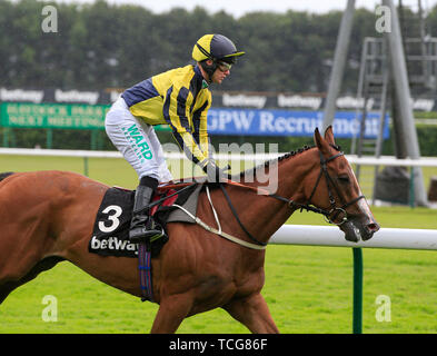 Haydock Park Racecourse, Merseyside, UK. 8. Juni 2019. Flache Racing; Berücksichtigung der Crack geritten von Jason Hart nach dem Der Betway beachten Ihre Ahnung Handicap Credit: Aktion plus Sport/Alamy Leben Nachrichten gewinnen Stockfoto