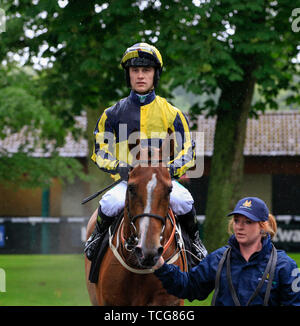 Haydock Park Racecourse, Merseyside, UK. 8. Juni 2019. Flache Racing; Berücksichtigung der Crack geritten von Jason Hart kehrt in die Gewinner Gehäuse nach dem Der Betway beachten Ihre Ahnung Handicap Credit: Aktion plus Sport/Alamy Leben Nachrichten gewinnen Stockfoto