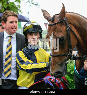 Haydock Park Racecourse, Merseyside, UK. 8. Juni 2019. Flache Racing; Berücksichtigung der Crack geritten von Jason Hart in den Siegern Gehäuse nach dem Der Betway beachten Ihre Ahnung Handicap Credit: Aktion plus Sport/Alamy Leben Nachrichten gewinnen Stockfoto