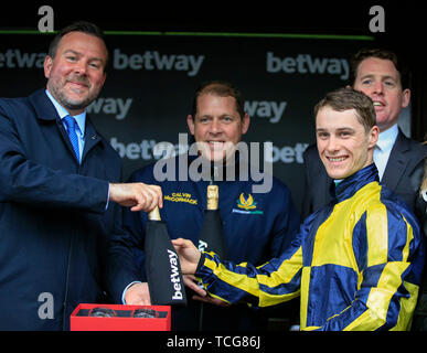 Haydock Park Racecourse, Merseyside, UK. 8. Juni 2019. Flache Racing; Jason Hart und die ausgezeichneten Verbindungen bei der Präsentation in die Gewinner Gehäuse nach dem Gewinn der Betway beachten Ihre Ahnung Handicap auf den Geist der Riss Credit: Aktion plus Sport/Alamy leben Nachrichten Stockfoto