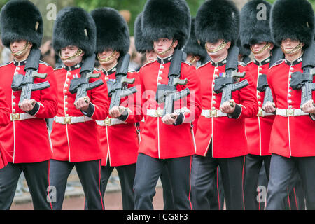 London, Großbritannien. 8. Juni 2019. Welsh Guards März auf der Mall während Geburtstag der Königin Parade auch im Volksmund als die Farbe Ihrer Majestät Königin Elizabeth II AMTLICHE 93. Geburtstag Credit: Amer ghazzal/Alamy Leben Nachrichten zu feiern bekannt Stockfoto