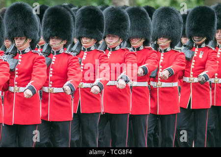 London, Großbritannien. 8. Juni 2019. Welsh Guards März auf der Mall während Geburtstag der Königin Parade auch im Volksmund als die Farbe Ihrer Majestät Königin Elizabeth II AMTLICHE 93. Geburtstag Credit: Amer ghazzal/Alamy Leben Nachrichten zu feiern bekannt Stockfoto