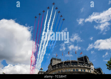 London, Großbritannien. 08 Juni, 2019. Rote Pfeile, 93. Geburtstag flypast 2019 Queen's, der am 8. Juni 2019, Trafalgar Square, London, UK Bild Capital/Alamy leben Nachrichten Stockfoto