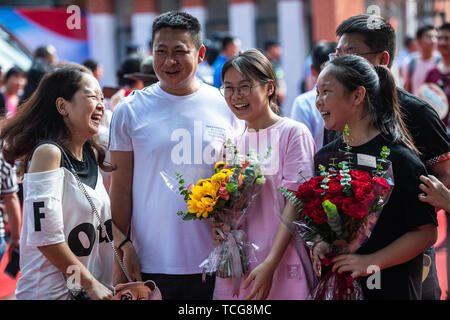 Guiyang, Provinz Guizhou Chinas. 8. Juni 2019. Die prüflinge Feiern nach Abschluss der nationalen Hochschule Aufnahmeprüfung an Wudang der mittleren Schule in Guiyang, der Hauptstadt der Provinz Guizhou im Südwesten Chinas, 8. Juni 2019. Credit: Tao Liang/Xinhua/Alamy leben Nachrichten Stockfoto