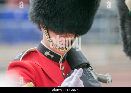 London, Großbritannien. 8. Juni 2019. Zeremoniellen Wachen März auf der Mall während Geburtstag der Königin Parade auch im Volksmund als die Farbe Ihrer Majestät Königin Elizabeth II AMTLICHE 93. Geburtstag Credit: Amer ghazzal/Alamy Leben Nachrichten zu feiern bekannt Stockfoto