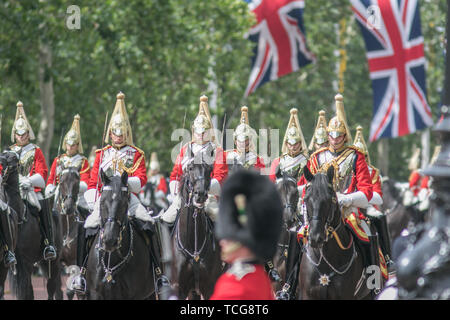 London, Großbritannien. 8. Juni 2019. Zeremoniellen Wachen März auf der Mall während Geburtstag der Königin Parade auch im Volksmund als die Farbe Ihrer Majestät Königin Elizabeth II AMTLICHE 93. Geburtstag Credit: Amer ghazzal/Alamy Leben Nachrichten zu feiern bekannt Stockfoto