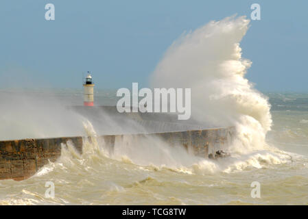 Newhaven, East Sussex, Großbritannien..8. Juni 2019..Tiefdruck über Großbritannien bringt starke South Westerley Winde zum Ärmelkanal, die die Wellen am Newhaven West Arm aufschlagen.. . Stockfoto