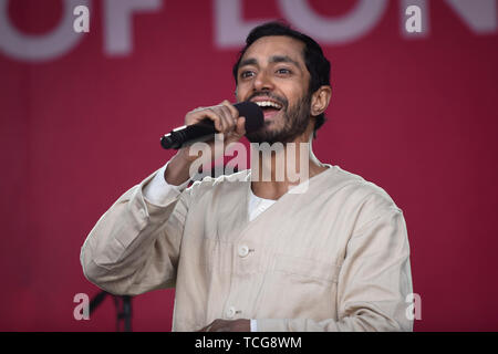 London, Großbritannien. 8. Juni 2019. Riz Ahmed, Londoner und Hollywood Schauspieler, spricht während des Eid-Festival in Trafalgar Square, ein Ereignis durch den Bürgermeister von London gehostet werden. Der Bürgermeister Festival findet auf dem Platz eine Woche nach dem Ende des Ramadan und umfasst eine Vielzahl von Aufführungen und kulturelle Aktivitäten. Credit: Stephen Chung/Alamy leben Nachrichten Stockfoto