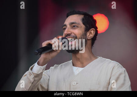 London, Großbritannien. 8. Juni 2019. Riz Ahmed, Londoner und Hollywood Schauspieler, spricht während des Eid-Festival in Trafalgar Square, ein Ereignis durch den Bürgermeister von London gehostet werden. Der Bürgermeister Festival findet auf dem Platz eine Woche nach dem Ende des Ramadan und umfasst eine Vielzahl von Aufführungen und kulturelle Aktivitäten. Credit: Stephen Chung/Alamy leben Nachrichten Stockfoto