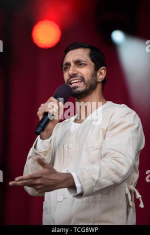 London, Großbritannien. 8. Juni 2019. Riz Ahmed, Londoner und Hollywood Schauspieler, spricht während des Eid-Festival in Trafalgar Square, ein Ereignis durch den Bürgermeister von London gehostet werden. Der Bürgermeister Festival findet auf dem Platz eine Woche nach dem Ende des Ramadan und umfasst eine Vielzahl von Aufführungen und kulturelle Aktivitäten. Credit: Stephen Chung/Alamy leben Nachrichten Stockfoto