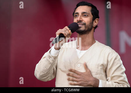 London, Großbritannien. 8. Juni 2019. Riz Ahmed, Londoner und Hollywood Schauspieler, spricht während des Eid-Festival in Trafalgar Square, ein Ereignis durch den Bürgermeister von London gehostet werden. Der Bürgermeister Festival findet auf dem Platz eine Woche nach dem Ende des Ramadan und umfasst eine Vielzahl von Aufführungen und kulturelle Aktivitäten. Credit: Stephen Chung/Alamy leben Nachrichten Stockfoto