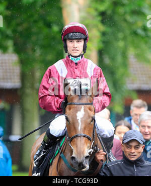 Haydock Park Racecourse, Merseyside, UK. 8. Juni 2019. Flache Racing; Jason Hart kehrt in die gewinnende Gehäuse nach dem Gewinn der Betway John von Gaunt Stangen auf sichere Reise Kredit: Aktion plus Sport/Alamy leben Nachrichten Stockfoto