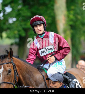 Haydock Park Racecourse, Merseyside, UK. 8. Juni 2019. Flache Racing; Jason Hart kehrt in die gewinnende Gehäuse nach dem Gewinn der Betway John von Gaunt Stangen auf sichere Reise Kredit: Aktion plus Sport/Alamy leben Nachrichten Stockfoto