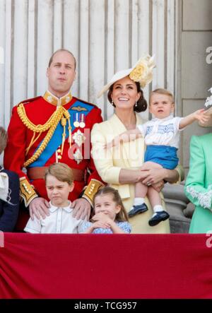 London, Großbritannien. 08 Juni, 2019. Prinz William, Prinzessin Kate, Prince George, Prinzessin Charlotte und Prinz Louis auf dem Balkon des Buckingham Palace in London, am Juni 08, 2019, nachdem er die Farbe auf der Horse Guards Parade, die Königinnen geburtstag Parade Foto: Albert Nieboer/Niederlande/Point de Vue | Quelle: dpa Picture alliance/Alamy leben Nachrichten Stockfoto