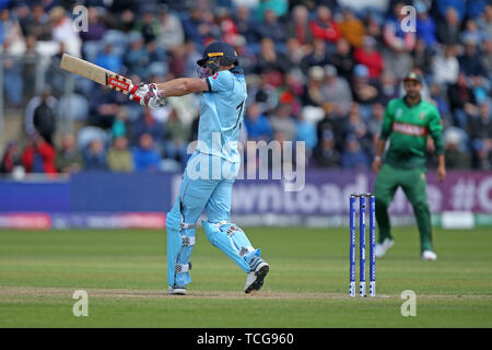 Die Sophia Gardens, Cardiff, Großbritannien. 8. Juni 2019. ICC World Cup Cricket, England und Bangladesch; Chris Woakes hits sechs Credit: Aktion plus Sport/Alamy leben Nachrichten Stockfoto