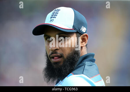 Die Sophia Gardens, Cardiff, Großbritannien. 8. Juni 2019. ICC World Cup Cricket, England und Bangladesch; Adil Rashid sieht sich die Fans, da sie seinen Namen Credit: Aktion plus Sport/Alamy Leben Nachrichten Anruf Stockfoto