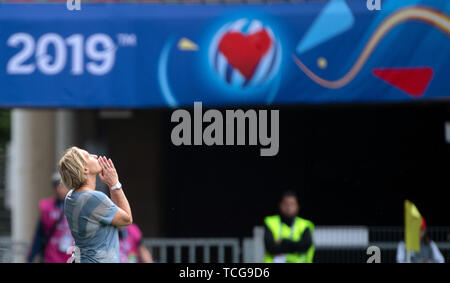 Rennes, Frankreich. 08 Juni, 2019. Fußball, Frauen: WM, Deutschland - China, Vorrunde, Gruppe B, 1. Spieltag, Roazhon Park: Martina Voss-Tecklenburg, Trainer der Nationalmannschaft Die deutsche Fussball-Nationalmannschaft der Frauen, schaut in den Himmel nach dem Spiel. Foto: Sebastian Gollnow/dpa Quelle: dpa Picture alliance/Alamy leben Nachrichten Stockfoto