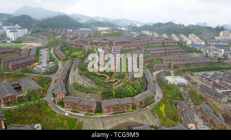 (190608) - GUIYANG, Juni 8, 2019 (Xinhua) - Luftaufnahme genommen am 6. Juni 2019 zeigt eine-mei Qituo Stadt Qinglong County, im Südwesten Chinas Provinz Guizhou. Verlassen Ihre schäbigen Hang Wohnungen auf steilen Hang gebaut, verarmt die Sanbao Dorfbewohner ein besseres Leben umarmen. Armut betroffene Familien in Sanbao Stadt haben in neue Häuser in einer bewegt-mei Qituo Stadt mit Hilfe der lokalen Regierung. (Xinhua / Yang Wenbin) Stockfoto