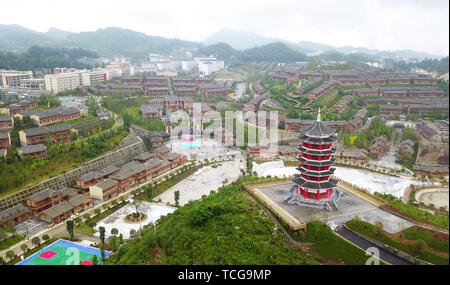 (190608) - GUIYANG, Juni 8, 2019 (Xinhua) - Luftaufnahme genommen am 6. Juni 2019 zeigt eine-mei Qituo Stadt Qinglong County, im Südwesten Chinas Provinz Guizhou. Verlassen Ihre schäbigen Hang Wohnungen auf steilen Hang gebaut, verarmt die Sanbao Dorfbewohner ein besseres Leben umarmen. Armut betroffene Familien in Sanbao Stadt haben in neue Häuser in einer bewegt-mei Qituo Stadt mit Hilfe der lokalen Regierung. (Xinhua / Yang Wenbin) Stockfoto