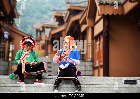 (190608) - GUIYANG, Juni 8, 2019 (Xinhua) - Dorfbewohner aus sanbao Stadt sticken in A-mei Qituo Stadt Qinglong County, im Südwesten Chinas Provinz Guizhou, 6. Juni 2019. Verlassen Ihre schäbigen Hang Wohnungen auf steilen Hang gebaut, verarmt die Sanbao Dorfbewohner ein besseres Leben umarmen. Armut betroffene Familien in Sanbao Stadt haben in neue Häuser in einer bewegt-mei Qituo Stadt mit Hilfe der lokalen Regierung. (Xinhua / Yang Wenbin) Stockfoto