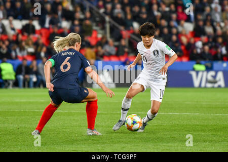 Paris, Frankreich. 07 Juni, 2019. Duelle Amandine Henry (Frankreich) (6) Soyun Ji (Südkorea) (10), 07.06.2019, Paris (Frankreich), Fußball, Wm 2019 die FIFA Frauen, Ero Eröffnungsspiel, Frankreich - Südkorea, FIFA-Bestimmungen verbieten die Verwendung von Fotografien als BILDSEQUENZEN UND/ODER QUASI-VIDEO. | Verwendung der weltweiten Kredit: dpa Picture alliance/Alamy leben Nachrichten Stockfoto