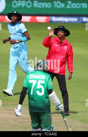 CARDIFF, Wales. 08. JUNI 2019: Schiedsrichter Kumar Dharmasena während des England v Bangladesch, ICC Cricket World Cup Match, in Cardiff Wales Stadium, Cardiff, Wales. Quelle: European Sports Fotografische Agentur/Alamy leben Nachrichten Stockfoto