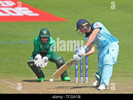 CARDIFF, Wales. 08. JUNI 2019: Jos Buttler von England spielt einen Schuß während des England v Bangladesch, ICC Cricket World Cup Match, in Cardiff Wales Stadium, Cardiff, Wales. Quelle: European Sports Fotografische Agentur/Alamy leben Nachrichten Stockfoto