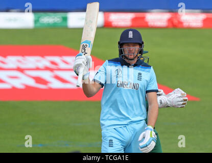 CARDIFF, Wales. 08. JUNI 2019: Jos Buttler von England wirft seinen Hieb und feiert ein halbes Jahrhundert während der England v Bangladesch, ICC Cricket World Cup Match, in Cardiff Wales Stadium, Cardiff, Wales. Quelle: European Sports Fotografische Agentur/Alamy leben Nachrichten Stockfoto