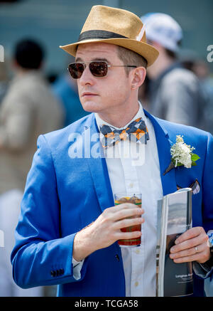 Elmont, NY, USA. 8. Juni 2019. Juni 8, 2019: Ein Mann für die Rennen auf Belmont Stakes Festival Samstag am Belmont Park in Elmont, New York gekleidet. Scott Serio/Eclipse Sportswire/CSM/Alamy leben Nachrichten Stockfoto