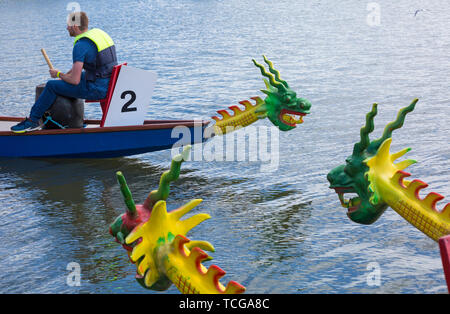 Poole, Dorset, Großbritannien. Juni 2019. Das Poole Dragon Boat Race, das Poole Dragon Boat Racing, wird auf dem See im Poole Park besucht. Quelle: Carolyn Jenkins/Alamy Live News Stockfoto