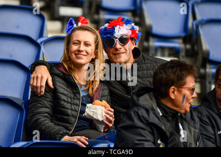 Paris, Frankreich. 07. Juni 2019. Die französischen Fans beim Eröffnungsspiel, 07.06.2019, Paris (Frankreich), Fußball, Wm 2019 die FIFA Frauen, Eröffnungsspiel, Frankreich - Südkorea, FIFA-Bestimmungen verbieten die Verwendung von Fotografien als BILDSEQUENZEN UND/ODER QUASI-VIDEO. | Verwendung der weltweiten Kredit: dpa Picture alliance/Alamy leben Nachrichten Stockfoto