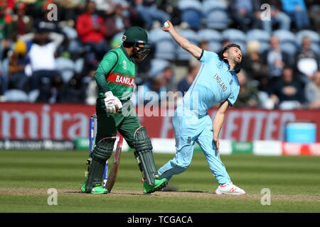 Die Sophia Gardens, Cardiff, Großbritannien. 8. Juni 2019. ICC World Cup Cricket, England und Bangladesch; Markierung Holz Schalen zu Shakib Al Hasan Credit: Aktion plus Sport/Alamy leben Nachrichten Stockfoto