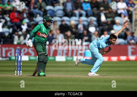 Die Sophia Gardens, Cardiff, Großbritannien. 8. Juni 2019. ICC World Cup Cricket, England und Bangladesch; Markierung Holz Schalen zu Shakib Al Hasan Credit: Aktion plus Sport/Alamy leben Nachrichten Stockfoto