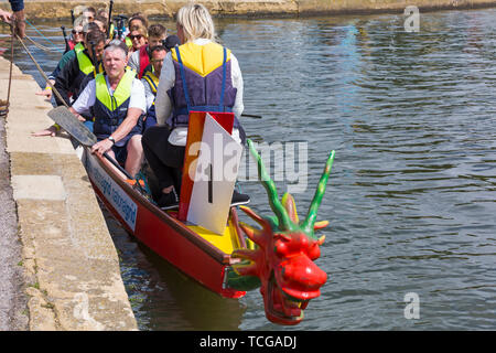 Poole, Dorset, Großbritannien. Juni 2019. Das Poole Dragon Boat Race, das Poole Dragon Boat Racing, wird auf dem See im Poole Park besucht. Quelle: Carolyn Jenkins/Alamy Live News Stockfoto