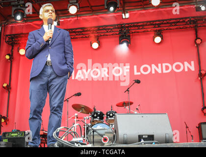 Westminster, London, UK, 08. Juni 2019. Bürgermeister von London Sadiq Khan spricht auf dem Festival. Tausende von Londoner und Besucher gemeinsam auf dem Trafalgar Square kommen zum Ende des Ramadan und Eid-Festival zu Feiern, wie auch in London die reiche kulturelle Vielfalt. Das Festival wird gehostet von Bürgermeister von London Sadiq Khan. Stockfoto