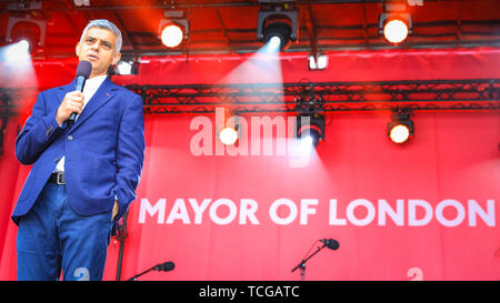 Westminster, London, UK, 08. Juni 2019. Bürgermeister von London Sadiq Khan spricht auf dem Festival. Tausende von Londoner und Besucher gemeinsam auf dem Trafalgar Square kommen zum Ende des Ramadan und Eid-Festival zu Feiern, wie auch in London die reiche kulturelle Vielfalt. Das Festival wird gehostet von Bürgermeister von London Sadiq Khan. Stockfoto