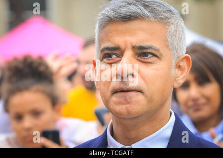 Westminster, London, UK, 08. Juni 2019. Bürgermeister von London Sadiq Khan spricht auf dem Festival. Tausende von Londoner und Besucher gemeinsam auf dem Trafalgar Square kommen zum Ende des Ramadan und Eid-Festival zu Feiern, wie auch in London die reiche kulturelle Vielfalt. Das Festival wird gehostet von Bürgermeister von London Sadiq Khan. Stockfoto