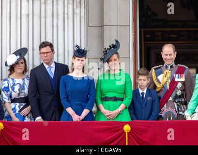 London, Großbritannien. 08 Juni, 2019. Sophie Gräfin von Wessex und Prinz Edward, Prinzessin Eugenie und Prinzessin Beatrice, Frau Louise Windsor und James, Viscount Severn am Balkon des Buckingham Palace in London, am Juni 08, 2019, nachdem er die Farbe auf der Horse Guards Parade, die Königinnen geburtstag Parade Foto: Albert Nieboer/Niederlande/Point de Vue | Quelle: dpa Picture alliance/Alamy leben Nachrichten Stockfoto