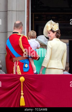 London, Großbritannien. 08 Juni, 2019. Prinz William, Prinzessin Kate, Prince George, Prinzessin Charlotte und Prinz Louis auf dem Balkon des Buckingham Palace in London, am Juni 08, 2019, nachdem er die Farbe auf der Horse Guards Parade, die Königinnen geburtstag Parade Foto: Albert Nieboer/Niederlande/Point de Vue | Quelle: dpa Picture alliance/Alamy leben Nachrichten Stockfoto