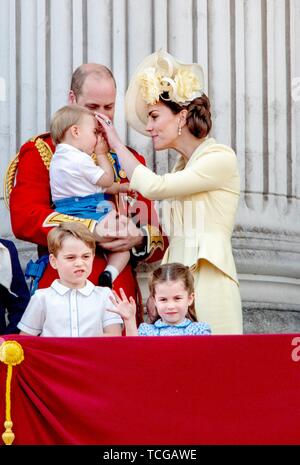 London, Großbritannien. 08 Juni, 2019. Prinz William, Prinzessin Kate, Prince George, Prinzessin Charlotte und Prinz Louis auf dem Balkon des Buckingham Palace in London, am Juni 08, 2019, nachdem er die Farbe auf der Horse Guards Parade, die Königinnen geburtstag Parade Foto: Albert Nieboer/Niederlande/Point de Vue | Quelle: dpa Picture alliance/Alamy leben Nachrichten Stockfoto