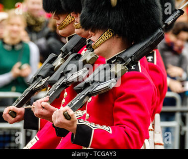 London, Großbritannien. 08 Juni, 2019. Detailansicht Grenadier Guards wie die Soldaten März zur Parade Masse an die Farbe, der offiziellen Feier Geburtstag der Königin am Samstag, den 8. Juni 2019 im Buckingham Palace, London. Dieses Jahr das erste Bataillon Grenadier Guards trabten thier Farbe. Im Bild:. Bild von der Credit: Julie Edwards/Alamy Live News Credit: Julie Edwards/Alamy leben Nachrichten Stockfoto