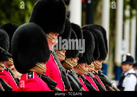 London, Großbritannien. 08 Juni, 2019. Welsh Guards Linie der Mall die Farbe, der offiziellen Feier Geburtstag der Königin am Samstag, den 8. Juni 2019 im Buckingham Palace, London. Dieses Jahr das erste Bataillon Grenadier Guards trabten thier Farbe. Im Bild:. Bild von der Credit: Julie Edwards/Alamy Live News Credit: Julie Edwards/Alamy leben Nachrichten Stockfoto